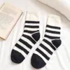 Novas Meias de Cano Médio Listradas em Preto e Branco, Macias e Aconchegantes para o Inverno, da Zhuji Hosiery, para Mulheres, Engrossadas para Aquecimento, Adequadas para Casa, Pós-parto e Dormir