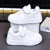 Zapatos Blancos para Niños Zapatos Deportivos para Niñas Primavera/Verano 2026 Nuevos Zapatos de Malla Transpirables Estudiante Antideslizantes Zapatos de Patineta Especiales para la Escuela