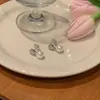 Pendientes de aro con colgante de perlas y diamantes de imitación de lujo ligero para mujer, pendientes de botón de alta gama, joyería de oreja única, hermosa, moderna y versátil