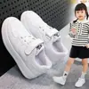 Tênis Brancos Infantis para Primavera e Outono, Tênis Esportivos Brancos para Meninos, Sapatos Planos para Alunos do Ensino Fundamental, Sapatos para Meninas com Fecho de Velcro, Sapatos Brancos