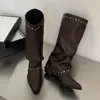 Botas largas plisadas de punta fina color marrón Maillard con suela gruesa, nuevas botas apiladas con remaches de estilo vintage para mujer