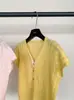 Han Xun Lujo Silencioso Estilo Relajado Textura Retorcida Falso Dos Piezas Cuello en V Abotonado Manga Corta Suéter de Punto para Mujer Modelo Verano 2026 26793