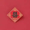 2025 Estilo Chino Regalo de Año Nuevo Texto Auspicioso Broche de Metal Gongxi Fa Cai Insignia Festiva Joyería al por Mayor