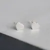 Brincos pequenos de prata 925 esterlina estilo coreano, fofos e únicos para mulheres, simples e criativos, com um design estiloso e versátil, perfeitos para estudantes