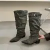 Botas Longas Retrô com Salto Bloco e Bico Fino para Mulheres, Novo Estilo Outono/Inverno 2026, Botas Franzidas com Fivela de Cinto, Botas de Cavaleiro de Cano Alto Emagrecedoras, Versátil