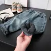 Calça jeans forrada com fleece para meninos 2026 novo estilo espesso calça comprida infantil outono e inverno calça versátil estilosa
