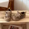 Zapatos de entrenamiento alemanes con estampado de leopardo para niñas estilo coreano, modelo nuevo primavera y otoño 2026, zapatos sencillos para niñas con suelas blandas, versátiles zapatos Birkenstock para exteriores para niños