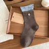 Calcetines marrones para mujer, calcetines de estilo japonés dulces con estampado floral de longitud media con etiquetas de tela de letras y ribete de encaje, calcetines con volantes y lazo estilo Miu