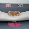 Anel Popular em Formato de Favo de Mel com Detalhes em V-Gold de Alto Padrão, Artesanato CNC, Conjunto com Diamante Moissanite, Anéis de Casal de Luxo Leve, Fábrica Atacadista