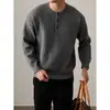 Suéter Henley retro estilo americano de principios de otoño, top de punto casual de color liso, corte holgado y versátil para hombre