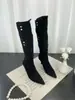 Botas western de bico fino e salto alto até o joelho, outono e inverno de 2026, com saltos agulha de camurça estilo retrô e fivelas de metal