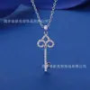 Versão de Luxo Flor de Íris Completa em Diamante Colar Chave Cobre Banhado a Ouro Branco 18K Corrente de Clavícula Fashion Versátil Tamanho Pequeno Fabricante