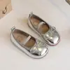 Sapatos de couro infantis 2025 primavera e outono novos estilo coreano estilosos para meninas laço bebê versátil moda sapatos casuais