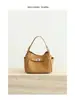 Coleção Outono/Inverno 2026: Bolsa tote simples e minimalista feita de couro genuíno, com fecho de cadeado, design de mini bolsa balde e um estilo versátil adequado para carregar no ombro ou na mão, perfeita para o dia a dia.