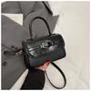 Bolsa Portátil de Moda em Couro Envernizado Feminina 2025 Primavera e Verão Nova Bolsa Quadrada Pequena Simples que Combina com Tudo Bolsa Transversal de Nicho de Alto Nível