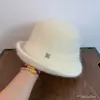 Sombrero de Pescador de Lujo Elegante Estilo Hepburn con Borde Enrollado de Piel de Conejo para Otoño e Invierno, Cálido, Moderno, Elegante, Intelectual, con Etiqueta de Pedrería