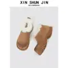 Zapatos Slip-On con Plataforma Gruesa y Aumento Interno Otoño e Invierno 2025 Zapatos Peludos Dedo Gordo Retro con Forro de Felpa Zapatos tipo Birkenstock Botas de Nieve Exteriores para Mujer