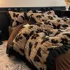 Inverno Francês High-End Aconchegante e Espesso Pelúcia de Coelho Roupa de Cama Conjunto de Quatro Peças Capa de Edredom de Lã de Leite Lençol de Elástico Lençol de Cama Suprimentos