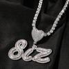 Nuevo colgante de letra de hip-hop con incrustaciones de diamantes, diseño de botón de amor, escalera cuadrada, collar con letra distintiva, accesorios de rap personalizados.
