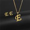 Conjunto de Colar com Pingente de 26 Letras em Aço Inoxidável Europeu e Americano Novos Brincos Colar com Letra Conjunto de Duas Peças Acessórios Atacado