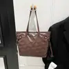 Bolsa Tiracolo Tote Estilo Coreano Textura Lisa com Laço em Relevo Grande Capacidade 2026 Simples Outono Inverno Cor Pura Bolsa de Mão