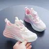2026 Verão Novos Tênis Esportivos Infantis de Malha Sapatos Infantis Moda para Exterior Antiderrapantes Respiráveis para Crianças de Meia-Idade e Grandes Tênis de Corrida