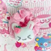 Lindo y suave scrunchie rosa de lunares con conejito de fresa entrecerrando los ojos para niñas, accesorio para coleta de estudiante para niños