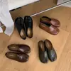 Sapatos baixos estilo retrô para mulheres, novo modelo 2026, sapatos de casco de porco com dedos divididos, mocassins de couro macio, mocassins femininos