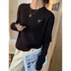 Suéter de punto oversized de terciopelo amarillo de cuello redondo bajo para mujer, con una camiseta base de manga larga bordada estilo Chanel