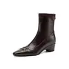 Botas de tornozelo confortáveis e estilosas para o dia a dia, com um leve salto plataforma e detalhe de fivela, corte afunilado, coleção de inverno 2026, bico quadrado elegante, salto médio, botins curtos elásticos para mulheres