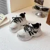 Zapatillas de malla transpirables estilo coreano para niñas 2026 primavera y otoño para niños ultra ligeras suela suave zapatos de papá zapatos casuales para niñas pequeñas