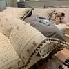 Juego de colcha y faldón de cama jacquard teñido en hilo de cuatro piezas con bordado de encaje, juego de ropa de cama floral fresco y delicado de cuatro piezas