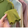 Ropa de primavera y otoño para niñas, tops de bebé elegantes, camisetas lisas de cuello alto estilo coreano de moda con bordes rizados