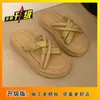 Pantuflas de mujer con plataforma gruesa y bloques de color, con una sensación de "caminar sobre excremento", nuevo modelo de verano 2025, adecuadas para combinar con faldas, chanclas antideslizantes para mujer