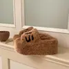 Chinelos de Plataforma Grossa Estilo Coreano para Aumentar a Altura com Uma Tira para Mulheres 2026 Outono/Inverno Novos Chinelos Peludos Versáteis Casuais de Pelúcia para Outerwear