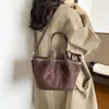 Bolsa Saco Casual Grande Capacidade 2026 Bolsa Versátil Bolsa Rad Feminina Novo Estilo Bonita para o Trabalho Camurça Ombro Único Simples Retrô