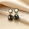 Pendientes Retro de Lujo Ligero Estilo Francés con Artesanía Vintage, Colores Contrastantes en Blanco y Negro, y Pendientes Elegantes Incrustados con Diamantes