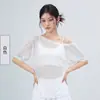 Ropa de yoga para mujeres petite, con un ambiente brumoso y relajado, corte holgado, diseño de cuello inclinado, tejido ligero y transpirable, perfecta para un look veraniego relajado