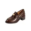 Mocassins femininos de couro com design de moeda dourada, novo estilo 2026, salto grosso, sem cadarço, sapatos casuais, estilo britânico retrô, sapatos pequenos de couro