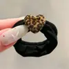 Coloridos coleteros de nuevo estilo 2026, versátiles y dulces, con accesorios de M&M's, anillos de toalla, diseños de dibujos animados y un estilo fresco y lindo, perfectos para accesorios para el cabello de niños