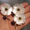 Fábrica Dilixue seleciona rigorosamente broche flor de concha de água do mar de alta qualidade corsage de pedra Imperador retrô presente para o festival 38