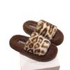 Pantuflas Peludas con Suela Gruesa Estampado de Leopardo para Mujer, Novedad Otoño e Invierno 2025, Pantuflas de Algodón Transfronterizas para el Hogar al por Mayor, Antideslizantes y Cálidas