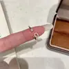 Novo Anel Fino de Luxo Nicho Estilo Francês Dourado Microincrustado para Mulheres, Anel Aberto Ajustável Versátil de Alto Padrão com Diamante Quadrado Espinha de Peixe