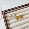 Pendientes de Flor de Margarita Estilo Francés para Mujer, Pendientes Versátiles de Lujo Ligero de Nicho Ins, Nuevos Accesorios para Orejas de Moda 2025