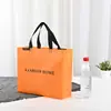 Bolsa de tecido não tecido laranja da moda, feita sob medida para lojas de roupas, sacola de compras laminada à prova d'água, pode ser impressa com um logotipo