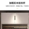 Armario Moderno Minimalista de una Puerta de Piso a Techo para Dormitorio del Hogar, Combinación de Estante de Exhibición Lateral Abierto, Estilo Crema, Sin Tiradores