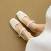 Novos sapatos Mary Jane vermelhos estilo francês 2026 com uma única tira e sola macia para mulheres, adequados para combinar com saias, bico quadrado, boca rasa, sapatos baixos
