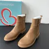 Botas Chelsea Femininas Novas Outono/Inverno 2026 com Fivela de Cinto, Botas de Cano Curto com Zíper Lateral Forradas de Lã, Botas Femininas Estilo Britânico, Atacado para Comércio Exterior