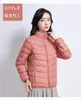 Mesmo estilo do shopping, nova jaqueta feminina curta 2026, outono e inverno, quente, de plumas de pato, leve, moderna, com gola alta