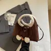 Bolsa de mão retrô em pele de cordeiro com design descontraído em blocos de cor, um novo estilo 2026, bolsa de ombro moderna e única que pode ser usada sob o braço ou na transversal.